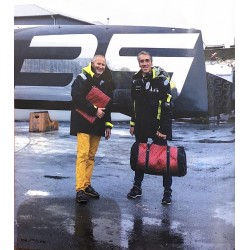 photo sac en voile technique rouge avec le skipper Gilles Lamiré