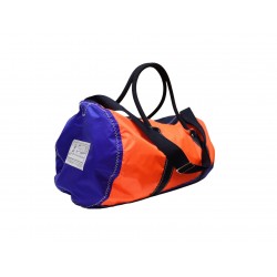 sac polochon de taille moyenne, en voile orange et bleu, de biais