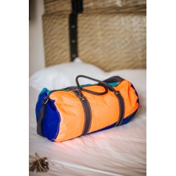 photo sac polochon de taille moyenne, en voile orange et bleu