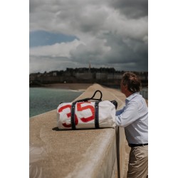 photo sac de voyage en voile, blanc avec numéro rouge