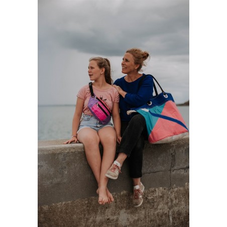 photo sac banane rose et violet en voile, porté