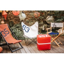 photo de plusieurs fauteuils avec housse ou toile en voile, de différentes couleurs