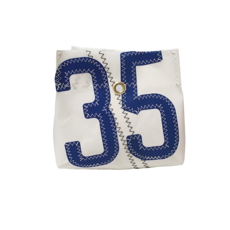 case de rangement en voile de bateau, blanche avec numéro bleu, de face