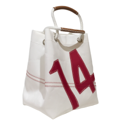 sac à main en voile, blanc avec des numéros rouges, de biais