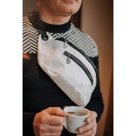 photo sac banane en voile porté, blanc