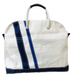 sac de voyage en voile, blanc avec des bandes bleues, de face