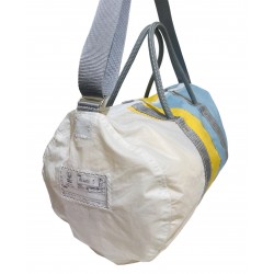 sac polochon en voile, bleu jaune et banc, de côté
