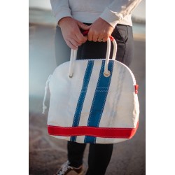 photo sac à main en voile, blanc avec des bandes, collection Made In France 2024, porté