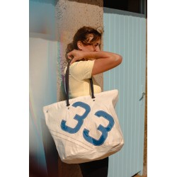 photo sac cabas blanc avec numéro en bleu, en voile "cowes", porté