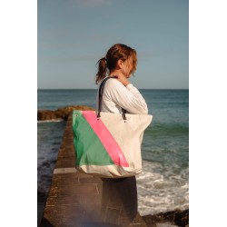 photo sac cabas en voile rose vert et blanc, "cowes", porté