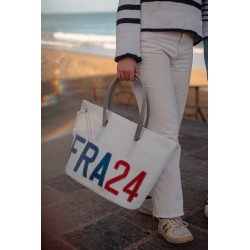 photo sac cabas en voile recyclée, blanc avec inscription FRA 24, porté