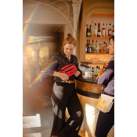 photo sac banane en voile, rouge, porté