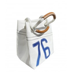 sac à main en voile, blanc avec numéro bleu roi, de biais