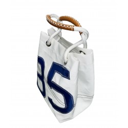sac à main en voile, blanc avec numéro bleu marine, de biais