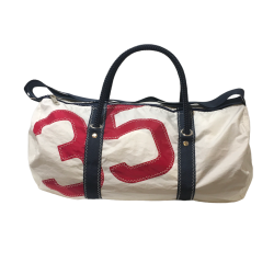sac de voyage en voile, blanc avec numéro rouge, de face
