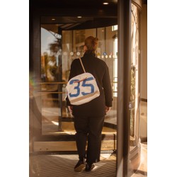 photo sac à main en voile, blanc avec numéro bleu, porté