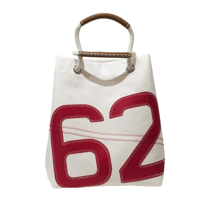 sac à main en voile, blanc avec numéro rouge, de face