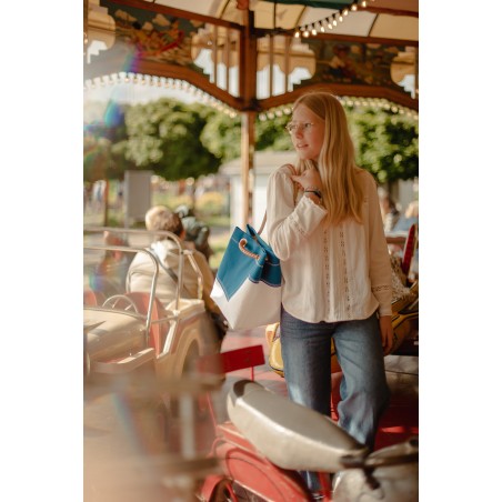 Cube S bleu roi porté