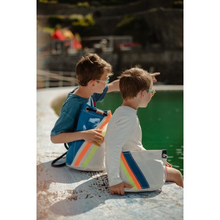 trousse de toilette en voile blanche avec bandes bleue, jaune et orange