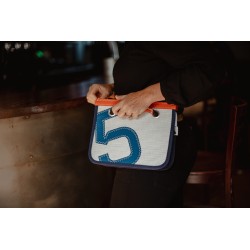 sac à main en voile technique, bleu, sangle orange porté