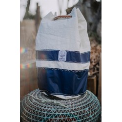 photo sac à dos de voyage blanc et bleu en voile de face