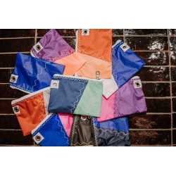 photo de plusieurs portes monnaies en voile de différentes couleurs