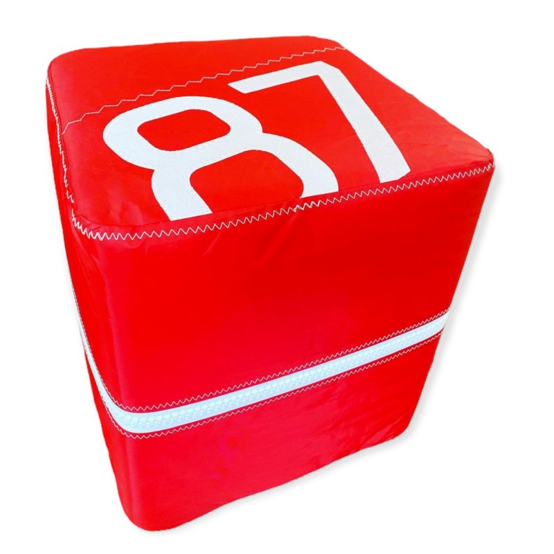 pouf en forme de cube en voile, rouge avec numéro blanc