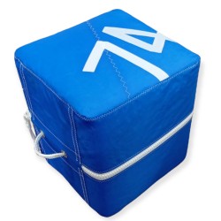 pouf cube en voile, bleu avec numéro blanc, de biais