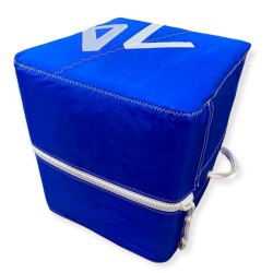 pouf cube en voile, bleu avec numéro blanc, de derrière
