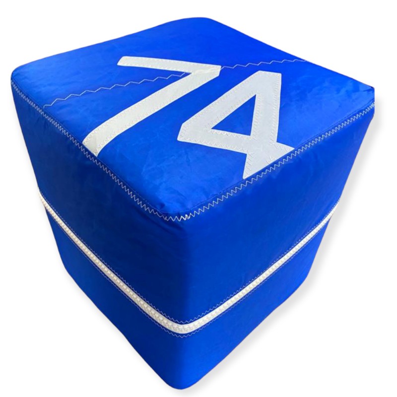 pouf cube en voile, bleu avec numéro blanc, de face