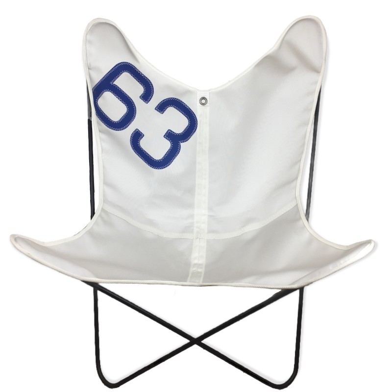 housse de fauteuil en voile, blanche avec numéro bleu, de face