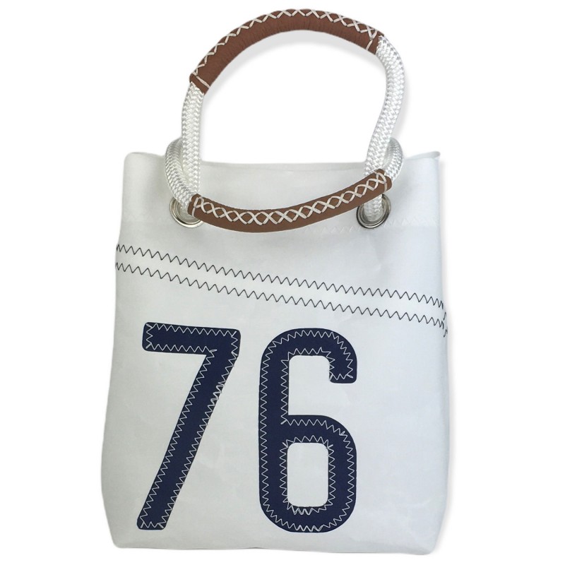 sac à main en voile, blanc avec numéro bleu marine, de face