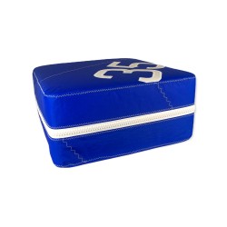 pouf carré plat en voile, bleu roi avec numéro en blanc, posé